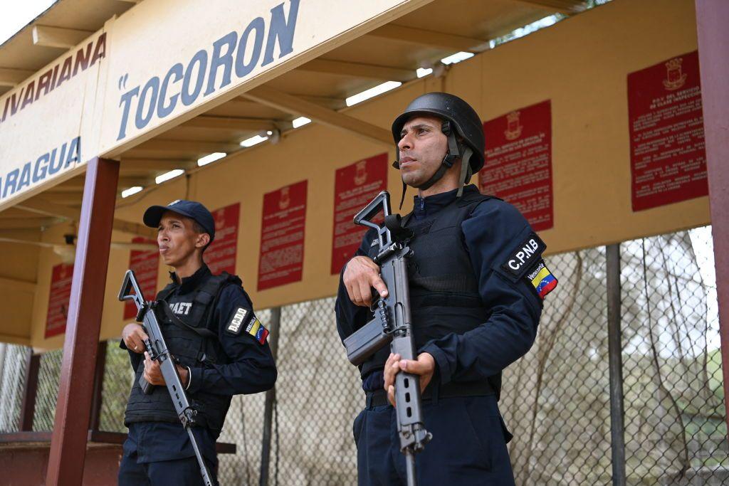 Miembros de la Policía Nacional Bolivariana hacen guardia durante una redada en la prisión de Tocorón, en Tocorón, estado de Aragua, Venezuela, el 23 de septiembre de 2023. (Foto de YURI CORTEZ/AFP) (Foto de YURI CORTEZ/AFP vía Getty Images)