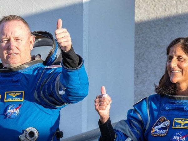Astronautas en la Estación Espacial Internacional durante una misión prolongada.