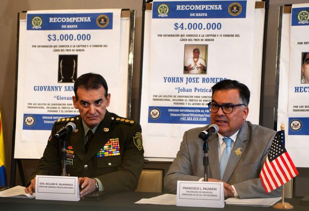 El director de la policía colombiana, general William Salamanca (izq.), y Francisco Palmieri, encargado de negocios interino, en la Embajada de los Estados Unidos en Colombia, asisten a una conferencia de prensa en Bogotá el 11 de julio de 2024. El gobierno de los Estados Unidos ofreció recompensas por un total de US$8 millones por información sobre el paradero de dos líderes de la banda venezolana Tren de Aragua que posiblemente se esconden en Colombia. (Foto de Brieuc LETURMY-PERROCHEAU/AFP) (Foto de BRIEUC LETURMY-PERROCHEAU/AFP vía Getty Images)