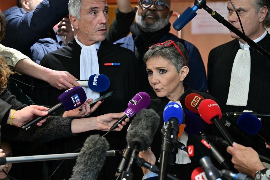 La abogada de Dominique Pelicot declara a los medios a la salida del tribunal.