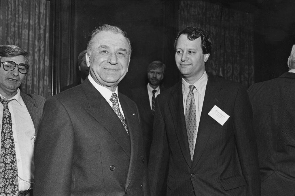 Ion Iliescu en el centro de una fotografía antifua en blanco y negro.
