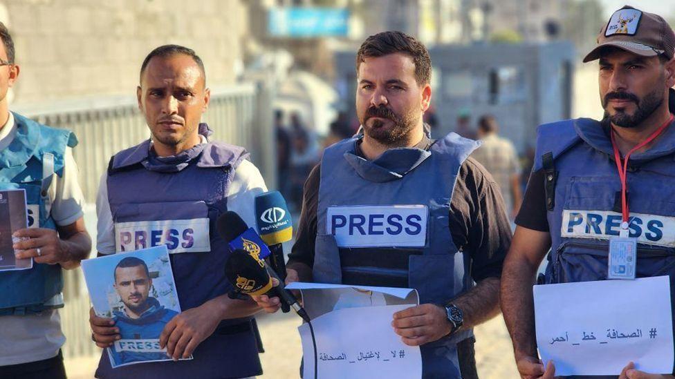 Agosto de 2024: Periodistas palestinos conmemoran a Hamza Murteca, uno de sus 137 colegas asesinados desde octubre de 2023.