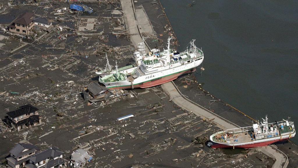 Dos barcos tierra adentro tras el paso del tsunami que arrasó Japón en 2011 y destruyó la central nuclear de Fukushima.
