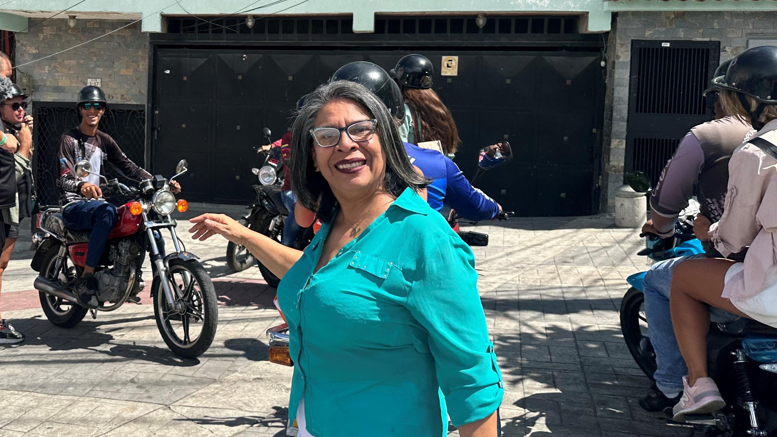 Nereida recibe a los turistas rusos en su casa y les habla de Petare.