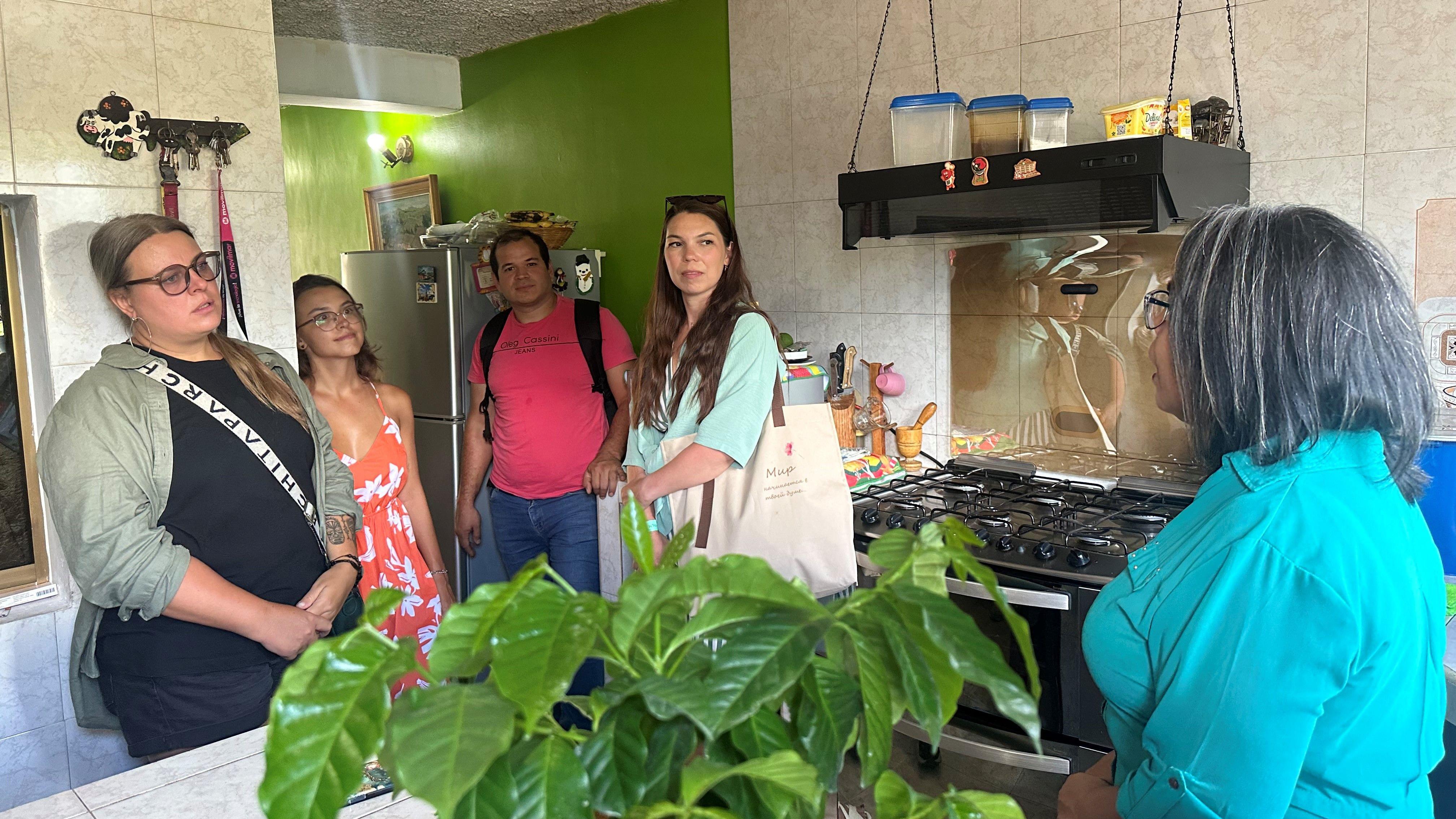 Nereida charlando con el grupo de turistas en su casa.