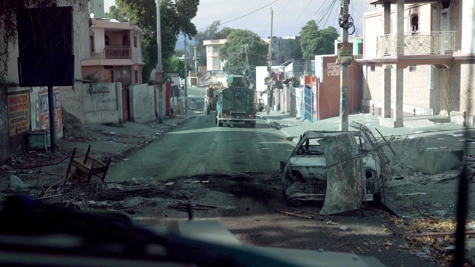 Vehículos quemados cubren una calle de Puerto Príncipe.