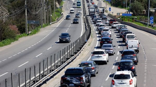 Salida masiva de autos de la capital para Navidad y Año Nuevo. Peaje a luca