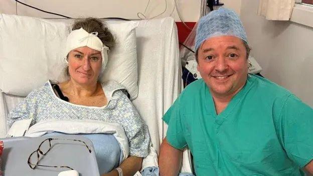 Susannah con Nixon en el hospital