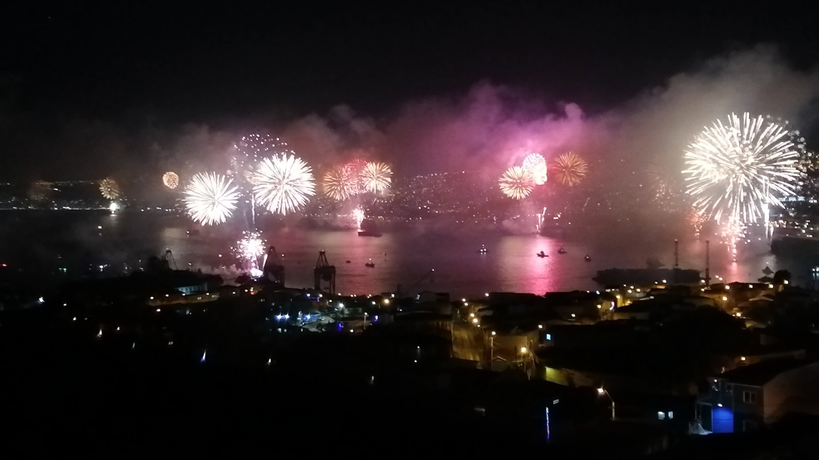 Bienvenido 2025 los registros de los fuegos artificiales en Valparaíso
