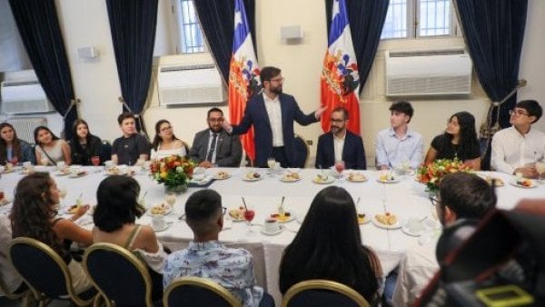 Presidente Boric junto a puntajes nacionales PAES