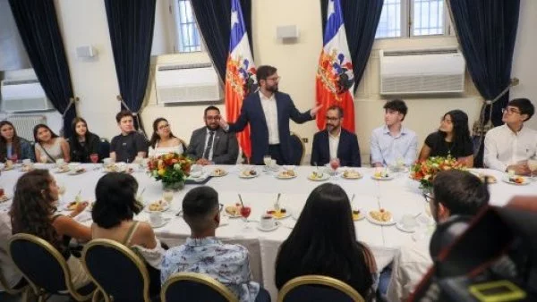 Presidente Boric junto a puntajes nacionales PAES