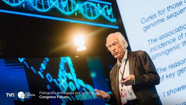 Denis Noble presentando sobre biología y genes en Congreso Futuro 2025.