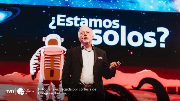 Patrick McCarthy presentando sobre astronomía y el papel de Chile en el Congreso Futuro 2025.