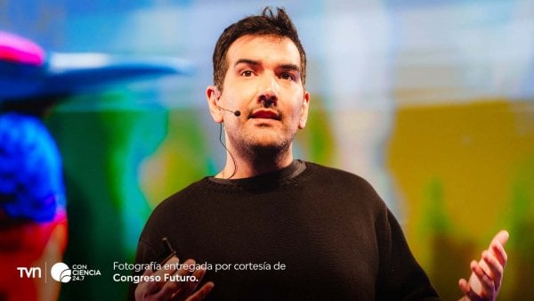 Alejandro Matamala Ortiz presentando herramientas de inteligencia artificial generativa en el Congreso Futuro 2025.