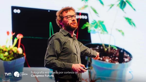 Timothy Marzullo demostrando herramientas de neurociencia accesible en Congreso Futuro 2025.