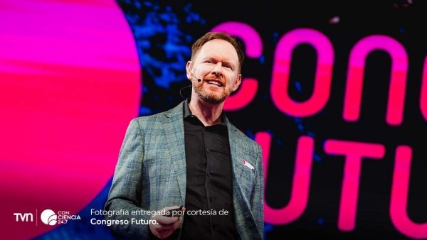Mike Bechtel compartiendo su visión sobre humanos y tecnología en Congreso Futuro 2025.