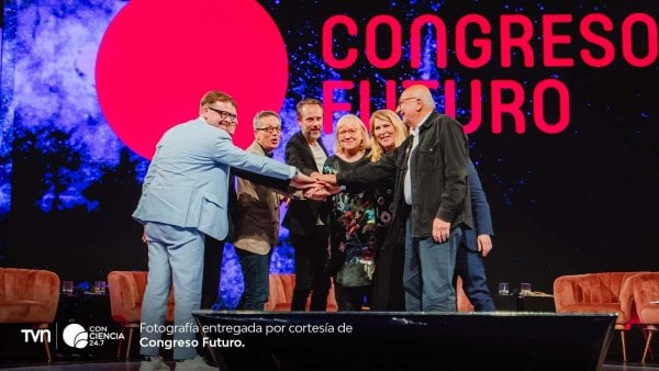 Panel de filósofos en la Primera Cumbre de Congreso Futuro, explorando el impacto de la tecnología en la humanidad.