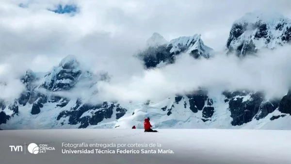 Equipo científico de la expedición ECA 61 investigando el impacto de la contaminación en la Antártica.