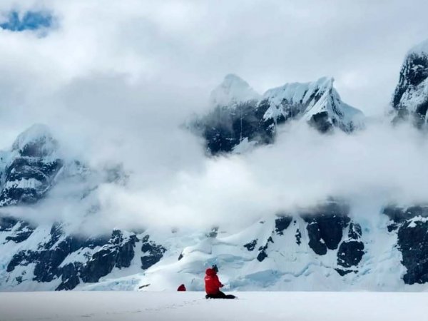 Equipo científico de la expedición ECA 61 investigando el impacto de la contaminación en la Antártica.