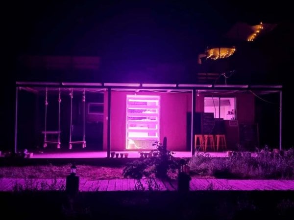 Huerto vertical en el hotel Atacama Loft & Glamp, cultivando hojas verdes en pleno desierto.