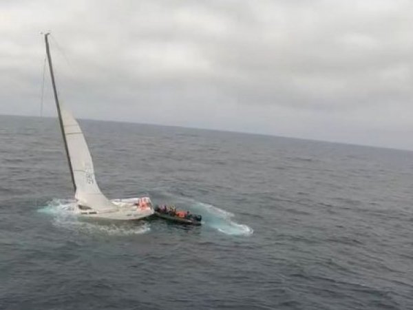 rescatan-tres-tripulantes-hundimiento-yate