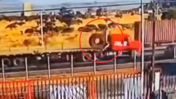 momento-exacto-rollo-acero-incrustado-camion-ruta-68