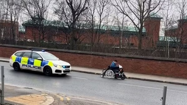 policia-persigue-mujer-silla-ruedas