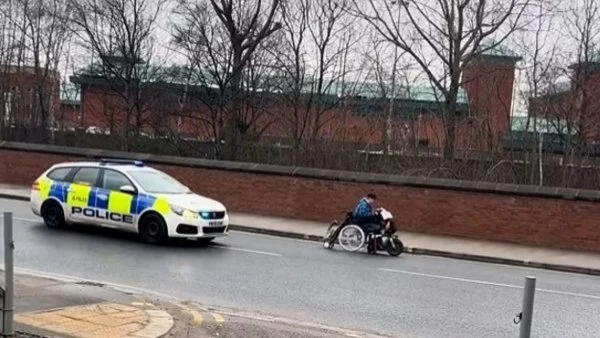 policia-persigue-mujer-silla-ruedas