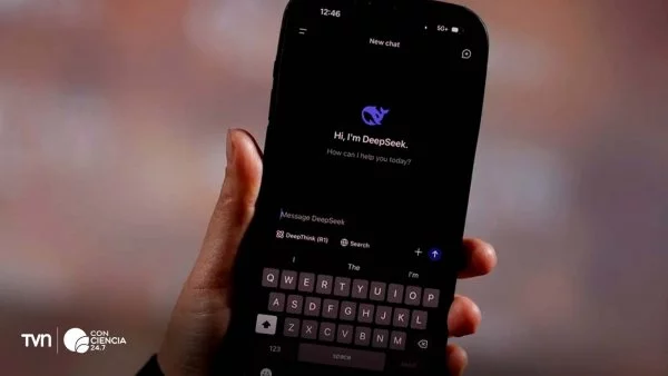 DeepSeek, la IA china, es bloqueada en Italia por falta de transparencia en el uso de datos personales.