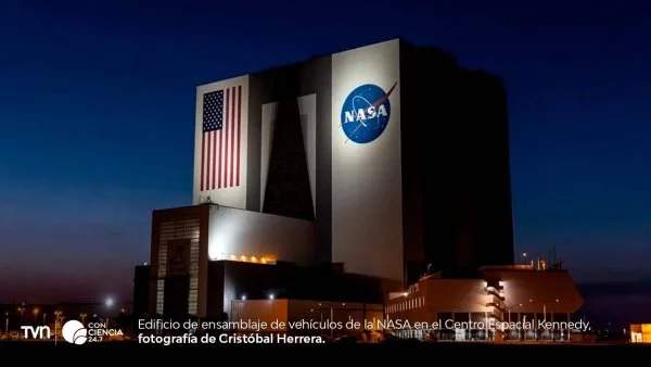 Representación del telescopio SPHEREx mapeando el universo en luz infrarroja.
