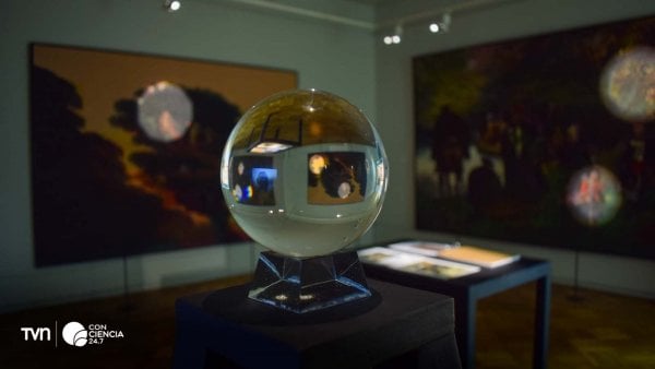 Instalación lumínica y sonora en la exposición 'Del rayo al efecto tardío del trueno' en la Universidad de Concepción.