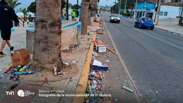 Basura plástica acumulada en la playa de El Quisco, enero 2025.