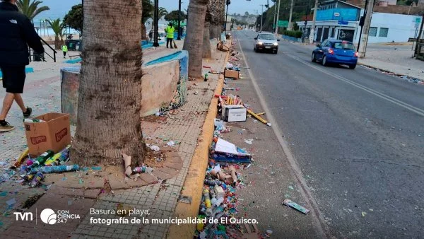 Basura plástica acumulada en la playa de El Quisco, enero 2025.
