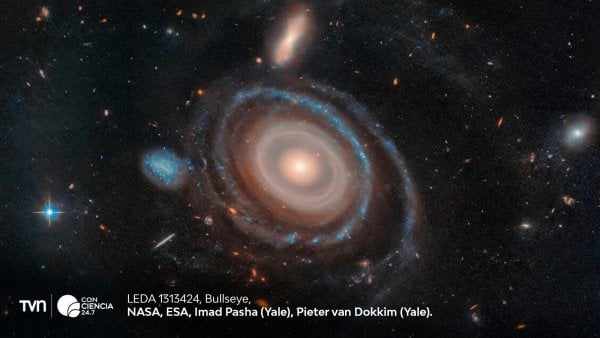 Imagen captada por el Telescopio Espacial Hubble mostrando la galaxia LEDA 1313424 con sus nueve anillos concéntricos