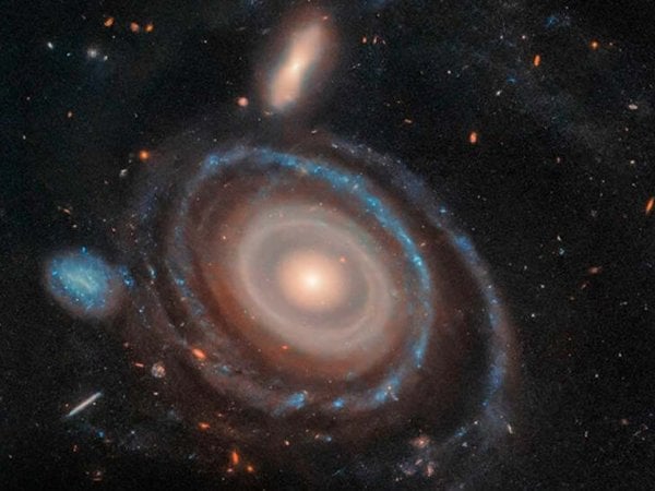 Imagen captada por el Telescopio Espacial Hubble mostrando la galaxia LEDA 1313424 con sus nueve anillos concéntricos