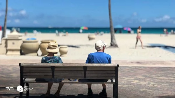 Adultos mayores soportando aumento de temperaturas globales y su impacto en la salud humana.