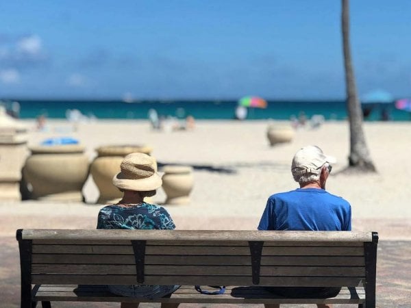 Adultos mayores soportando aumento de temperaturas globales y su impacto en la salud humana.