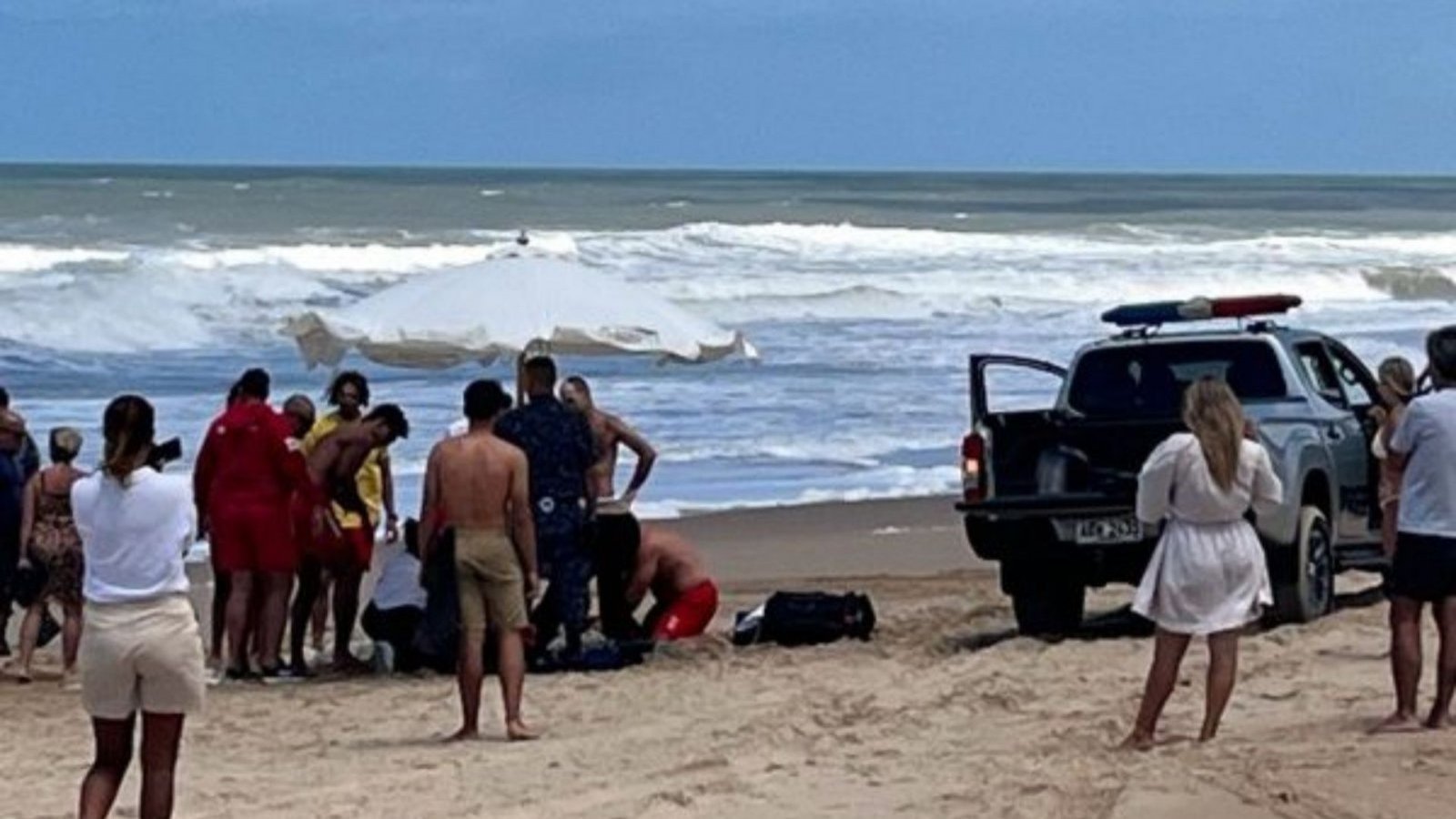 turista-muere-paro-cardiaco-nadaba-mar