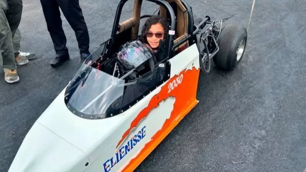 niña-muere-choque-auto-carrera