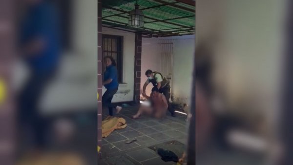 colombiano-desnudo-detenido-violencia-intrafamiliar