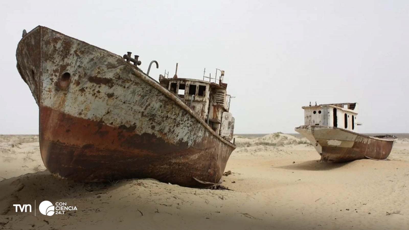 El lecho seco del mar de Aral, transformado en un desierto tóxico, con barcos varados en la arena.