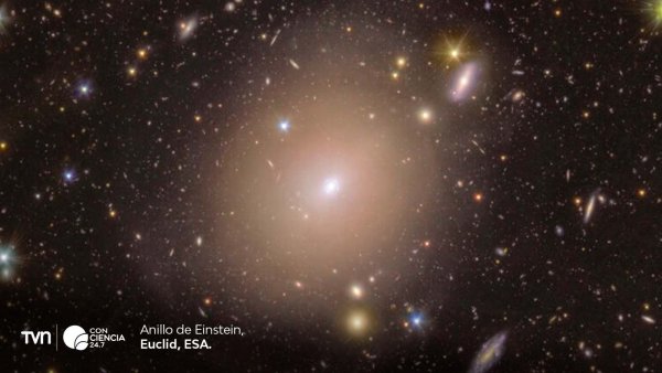 Imagen del Anillo de Einstein detectado por el telescopio Euclid en la galaxia NGC 6505, mostrando la luz distorsionada de una galaxia lejana.