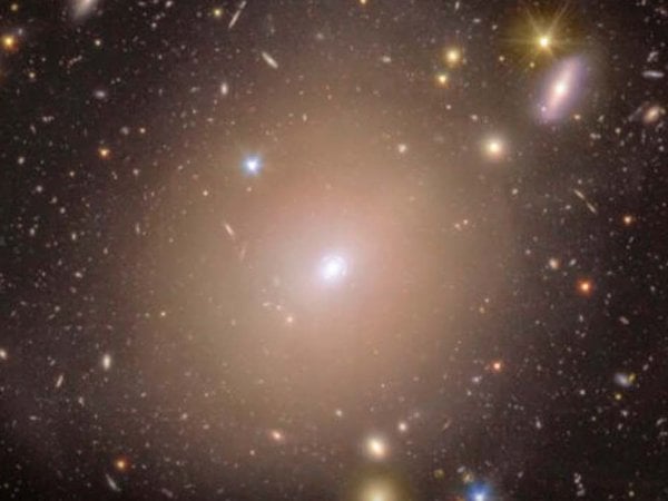 Imagen del Anillo de Einstein detectado por el telescopio Euclid en la galaxia NGC 6505, mostrando la luz distorsionada de una galaxia lejana.