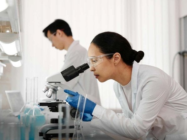 Mujeres científicas en un laboratorio trabajando en proyectos de innovación y tecnología.