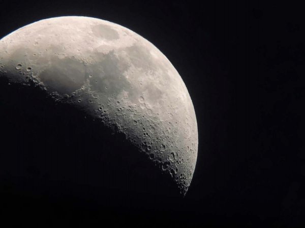 Foto de los cráteres de la Luna.