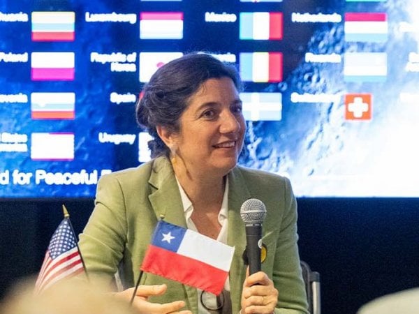 Imagen conceptual de un modelo de inteligencia artificial con Aisén Etcheverry a un lado.