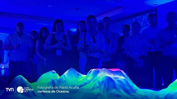 Representación de las cordilleras submarinas de Salas y Gómez y Nazca, destacando su biodiversidad.