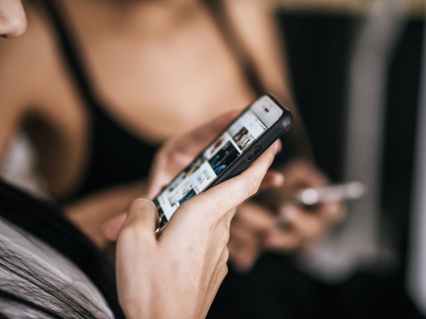 Persona en teléfono con redes sociales.