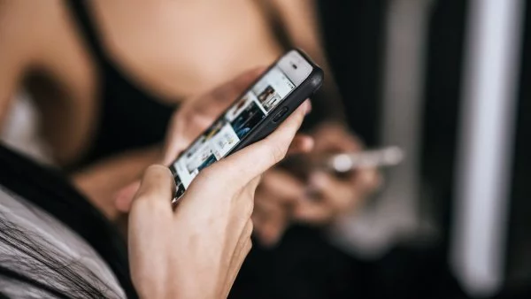 Persona en teléfono con redes sociales.