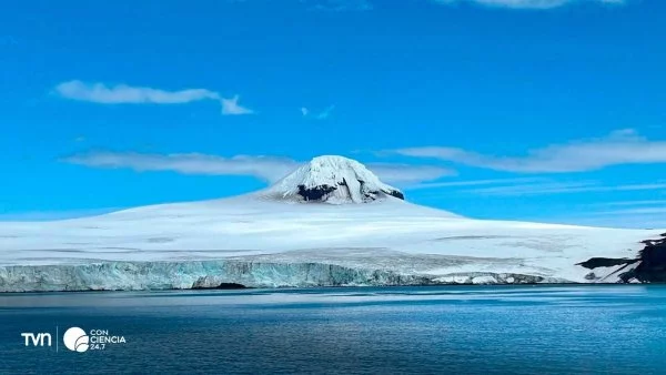 Imagen aérea de la Antártica con zonas destacadas en colores, representando la biodiversidad poco explorada del continente.